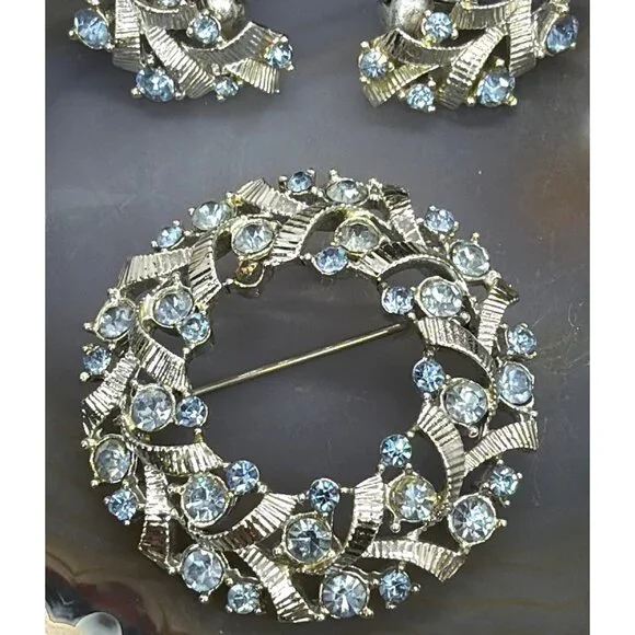Vintage Signed Coro Blue Rhinestone Wreath Brooch Earring Set Silver Tone 1950s - Picture 7 of 16